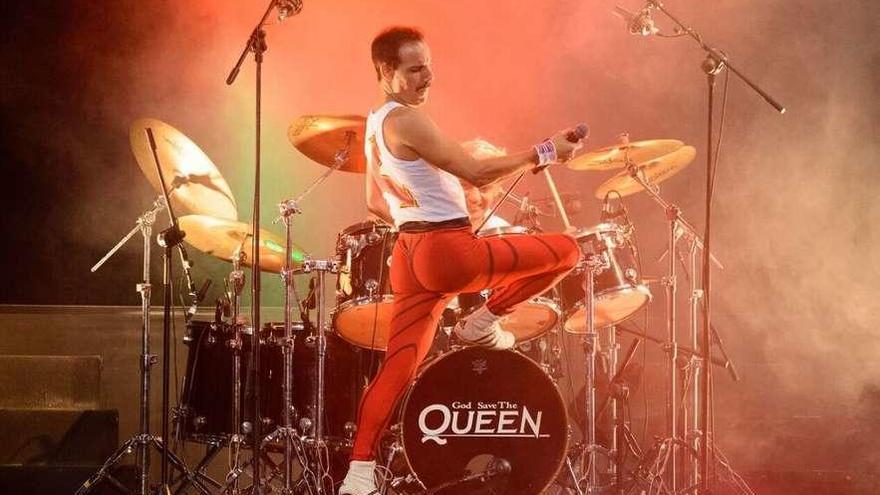 El cantante Pablo Padín, caracterizado como Freddie Mercury, en un concierto de Dios Salve a la Reina.