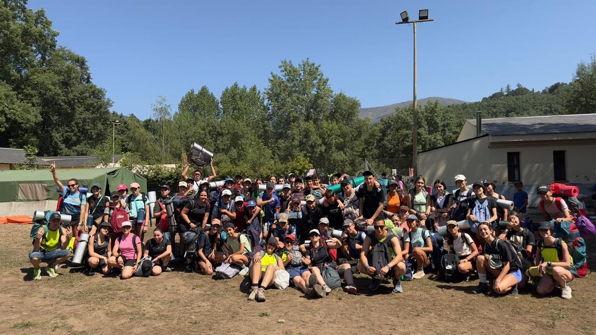 Participantes del Campamento Diocesano antes de inicar una ruta