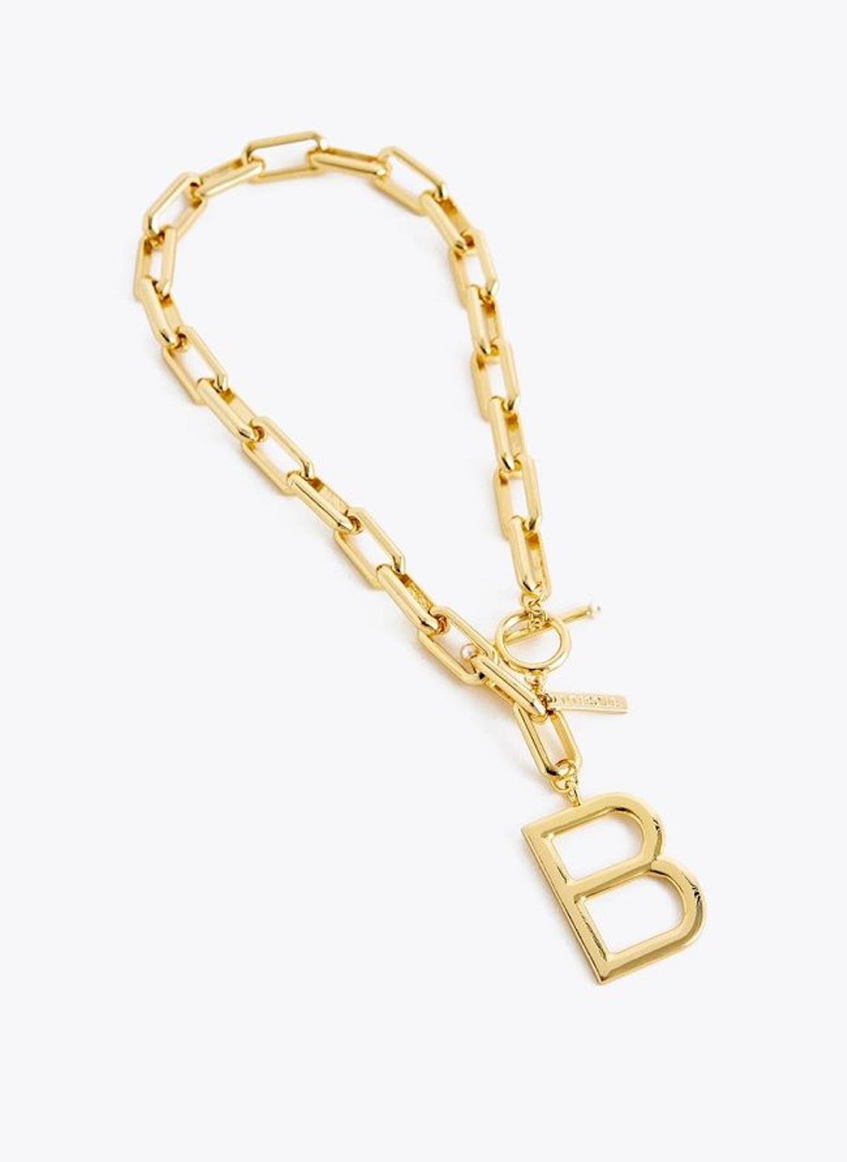 Collar con inicial y eslabones de Uterqüe