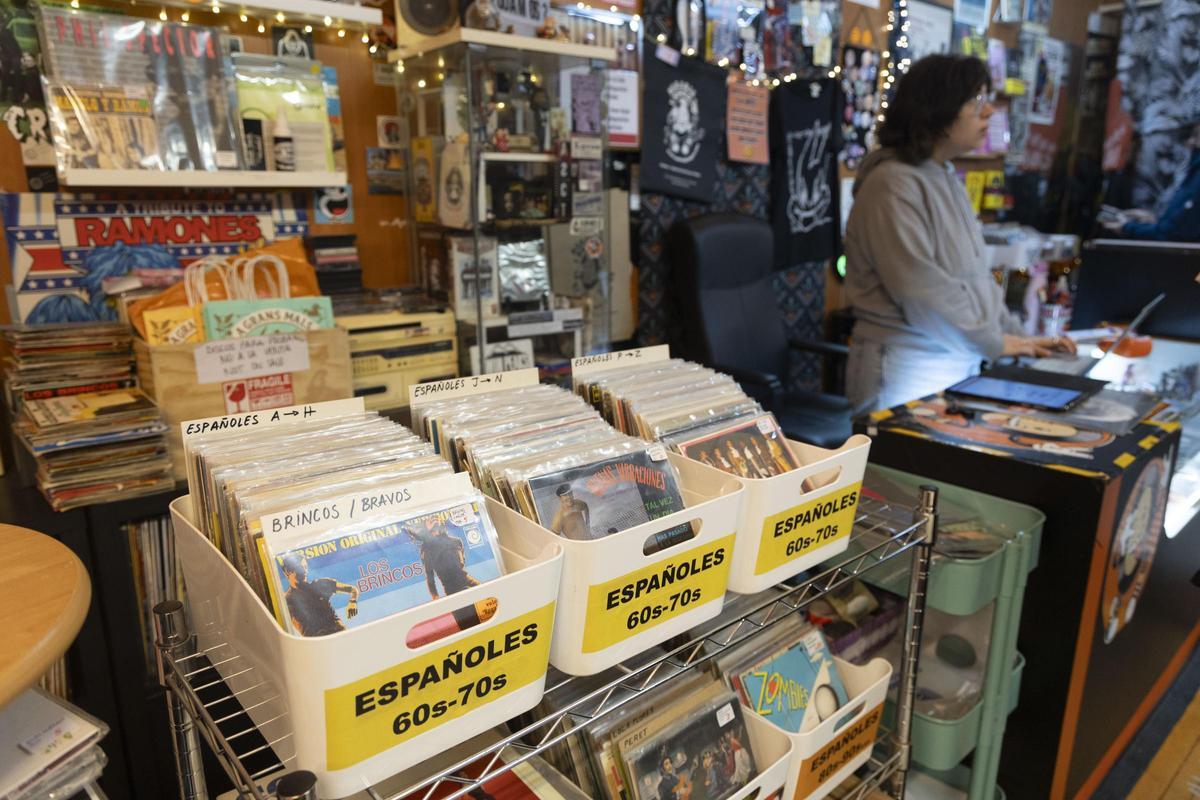 La tienda de discos Naranja y Negro, con stock de música de toda la vida.