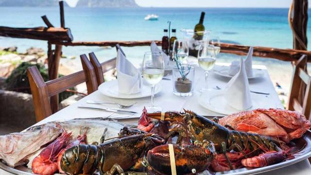 Vistas increíbles desde la mesa en Cala d’Hort. | RESTAURANT EL CARMEN