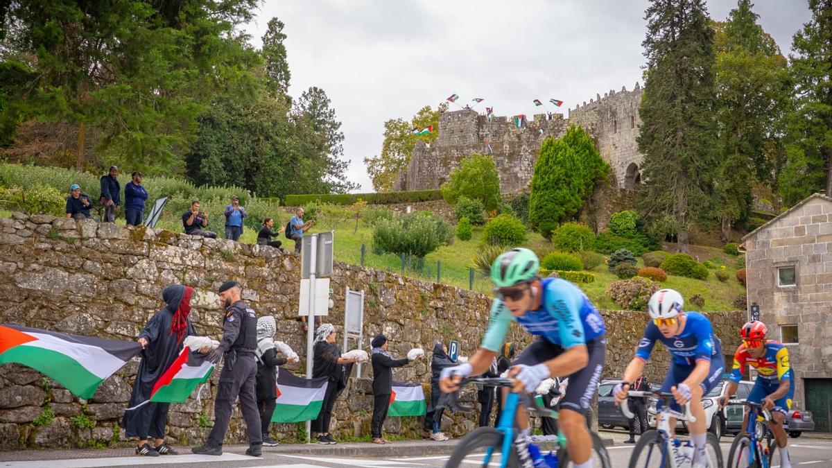 Manifestastes propalestinos en el concello de Soutomaior