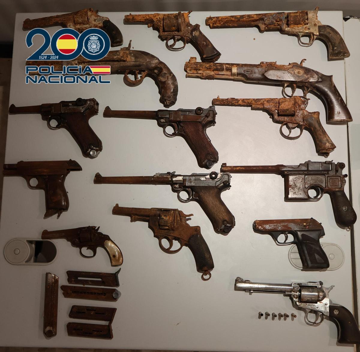 La Policía Nacional también ha requisado diez armas cortas en la casa de campo.