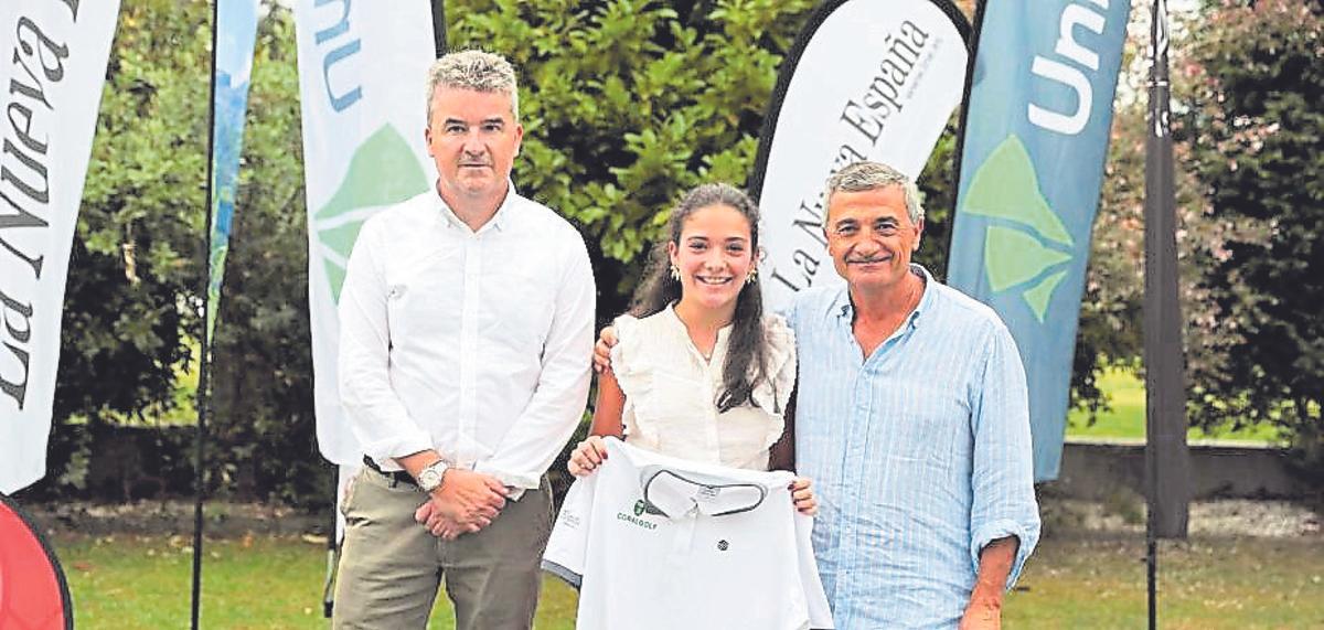 ganadores 1ª jornada. Ramón Fernández López y Cristina Fernández de la Vallina, junto a Enrique Álvarez, director de Banca Privada de Gijón de Unicaja.
