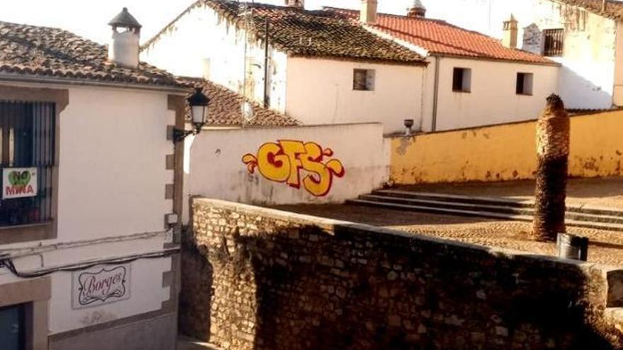 Se enfrentan a una multa de 3.000 € por una pintada en Cáceres