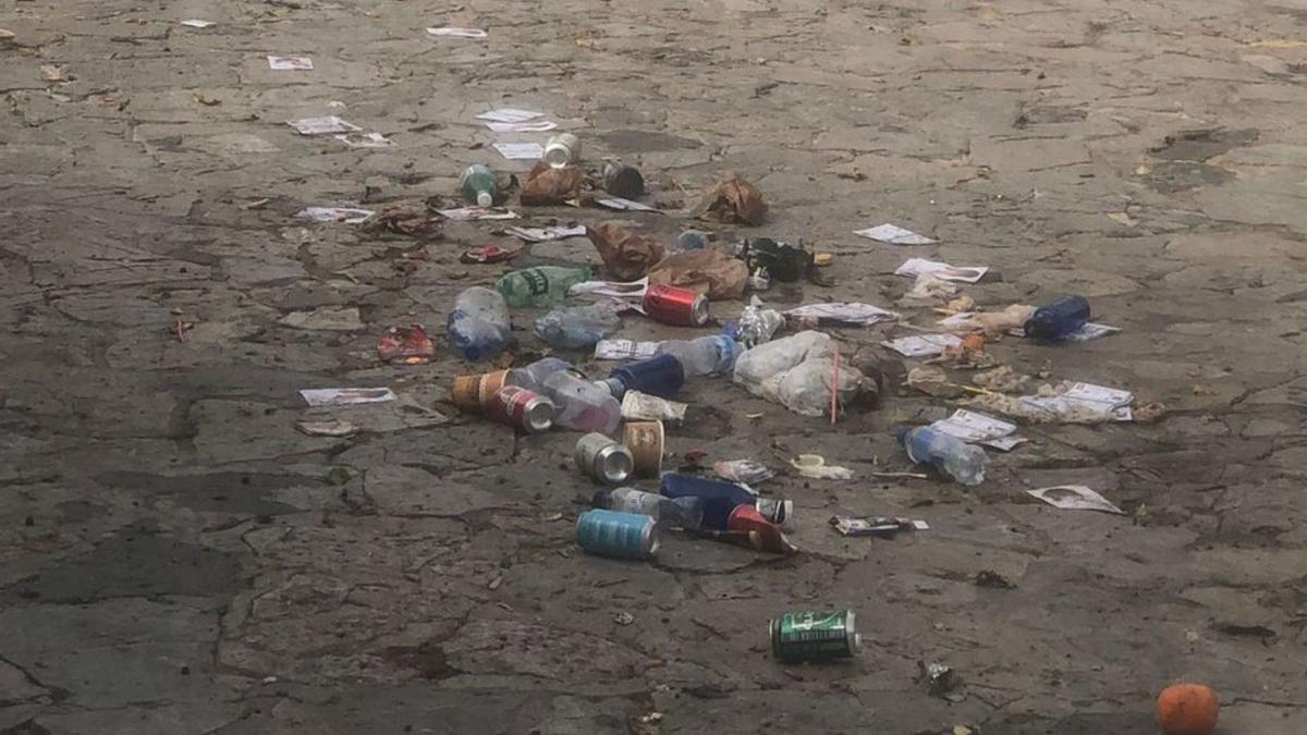 Una calle de Es Jonquet llena de basura. | ASOCIACIÓN SANTA CATALINA