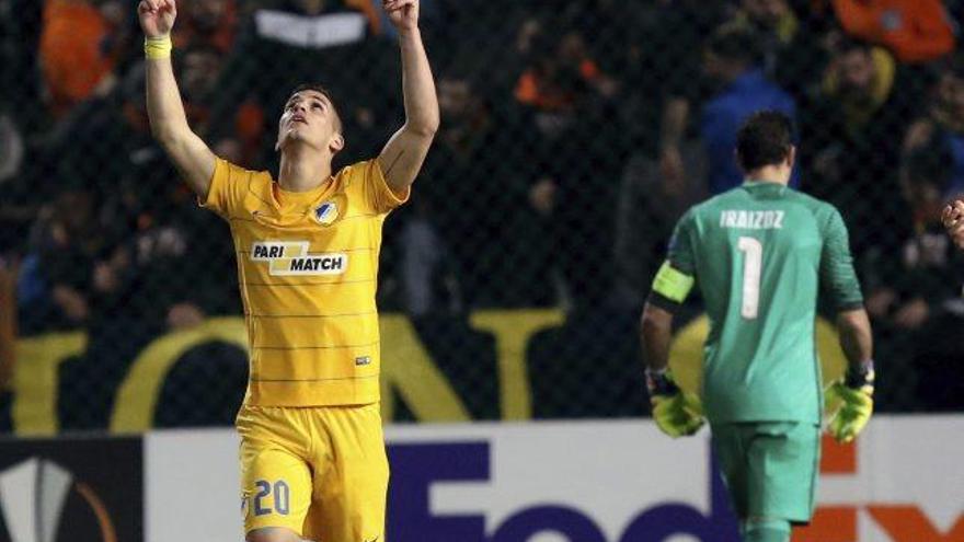 El jugador xipriota Sotiriou celebra el seu gol davant de Gorka