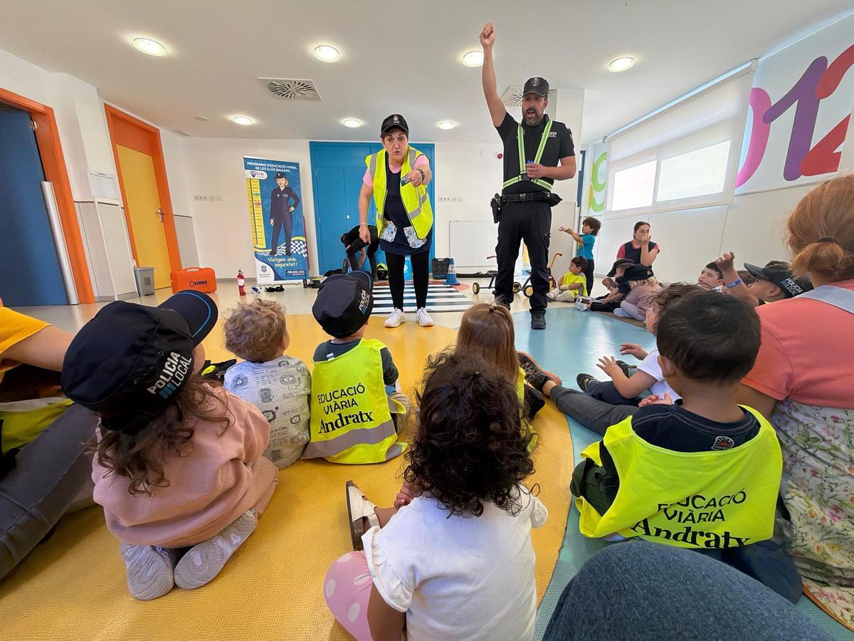 Agentes de la Policía Local de Andratx realizan una jornada de educación vial en la Escoleta Municipal Sol d’Andratx