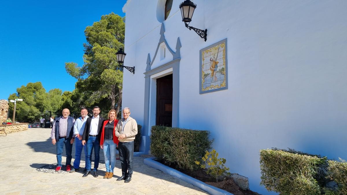 El alcalde, ediles y el párroco visitaron las mejoras en la ermita.