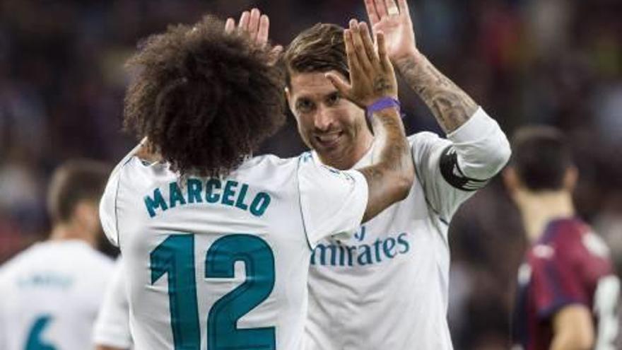 Marcelo i Sergio Ramos celebren el tercer gol madridista al Bernabéu