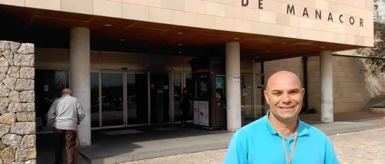 Marc Morales posa frente a la fachada de entrada del hospital de Manacor.