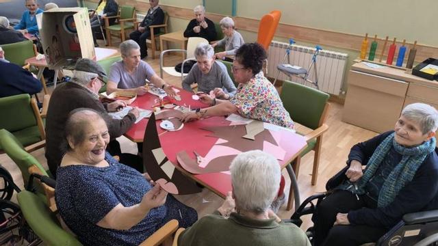 Varios residentes haciendo sus disfraces. | Cedida