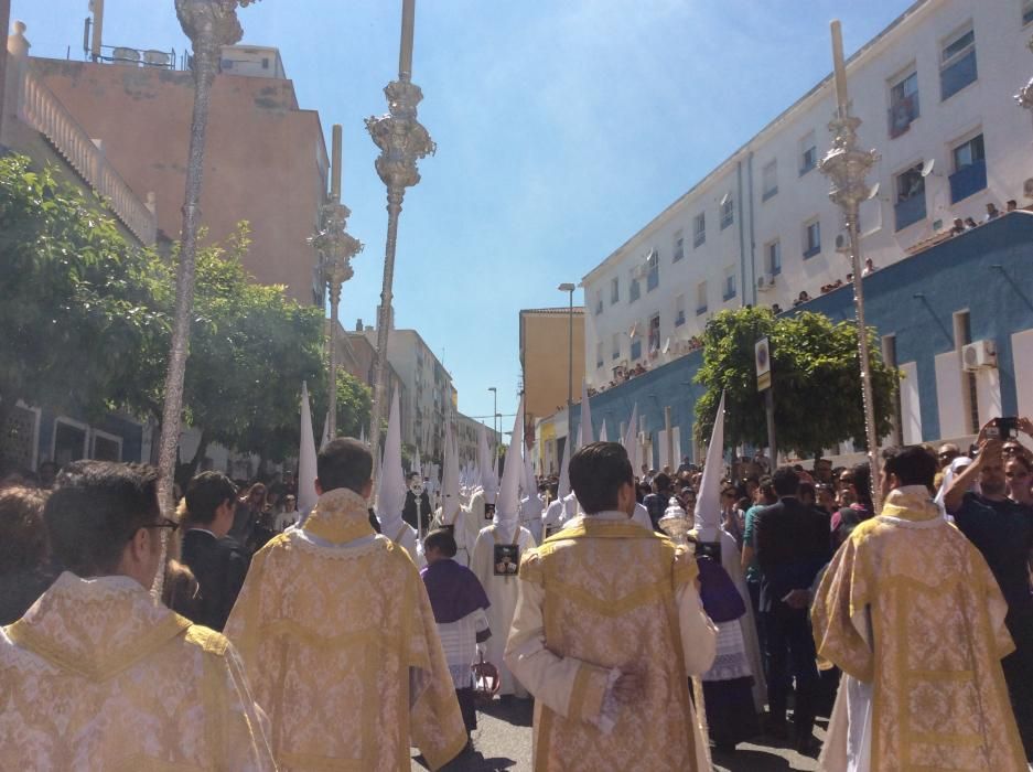 La Hermandad del Jesús Nazareno de los Pasos y María del Rocío Coronada abre los cortejos del día desde el entorno de la plaza de la Victoria