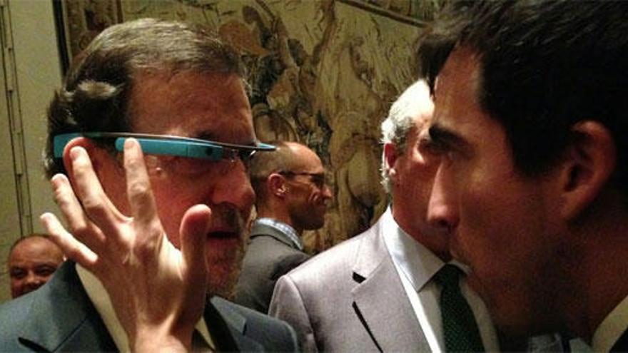 Bruno Sánchez Andrade pone las gafas a Rajoy.