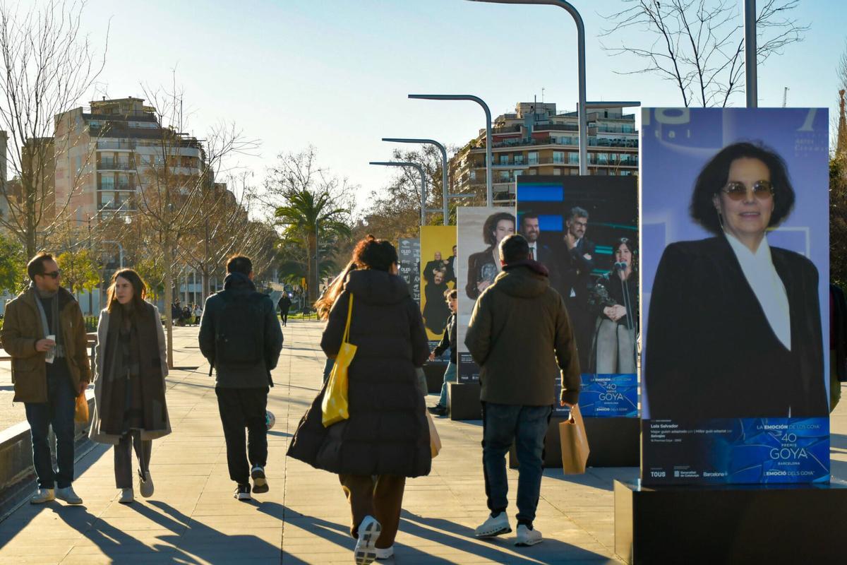 El público barcelonés se detiene ante las fotografías de la Academia para conocer la historia de los catalanes que han ganado un Goya. La muestra fotográfica que estará instalada en Glòries hasta el próximo 1 de marzo. Barcelona, 4 de febrero de 2026.