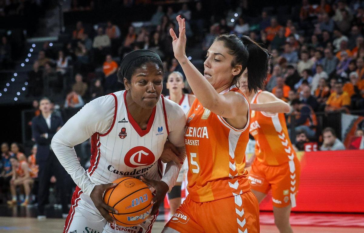 Cristina Ouviña defiende a la extaronja Nadia Fingall en el último partido ante el Casademont Zaragoza.