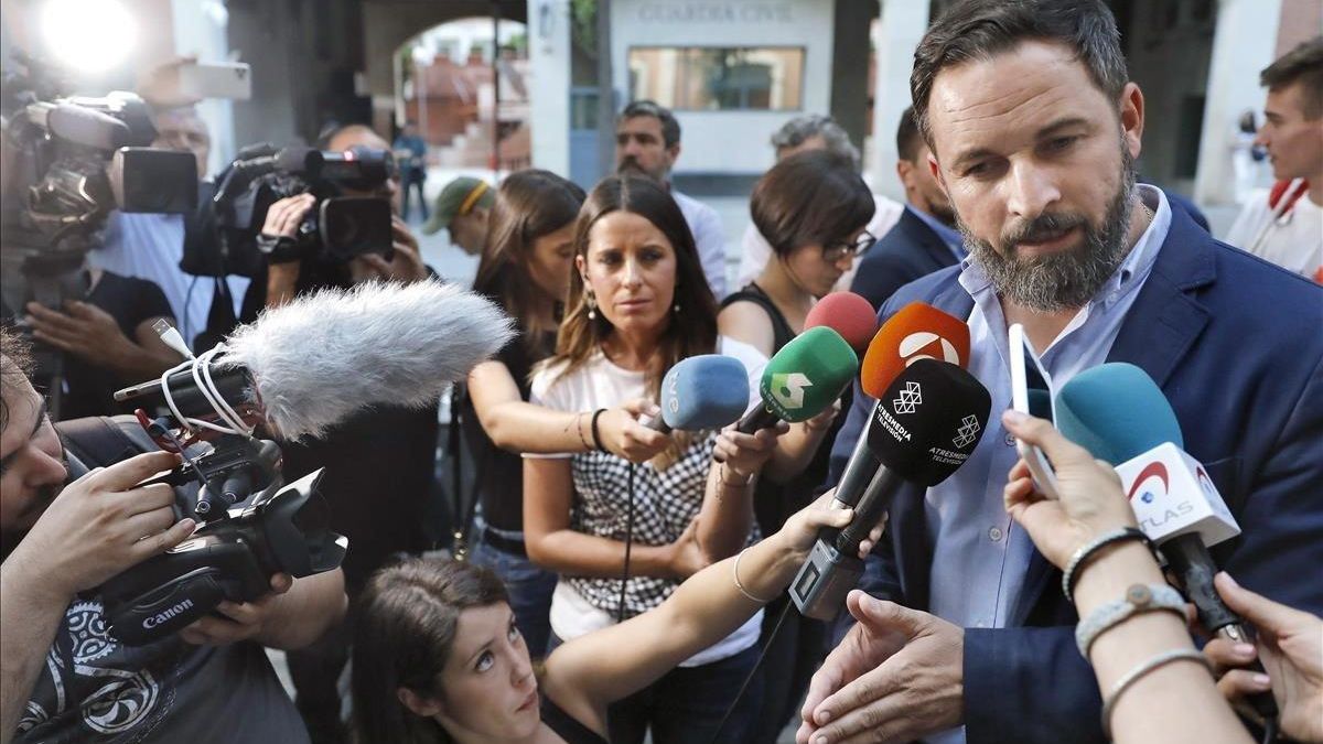 barcelona 01 10 2019 Santiago Abascal, a la puerta del cuartel de la Guardia Civil en Travessera de Gràcia, Barcelona.