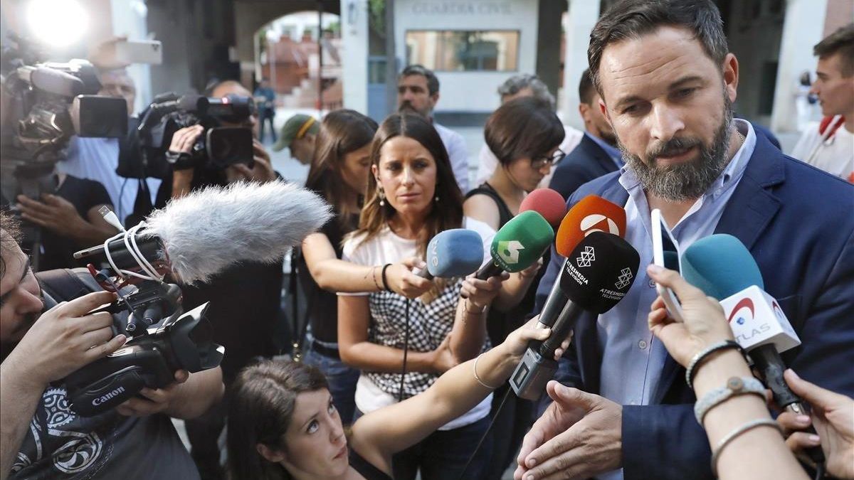 barcelona  01 10 2019  Santiago Abascal, a la puerta del cuartel de la Guardia Civil en Travessera de Gràcia, Barcelona.