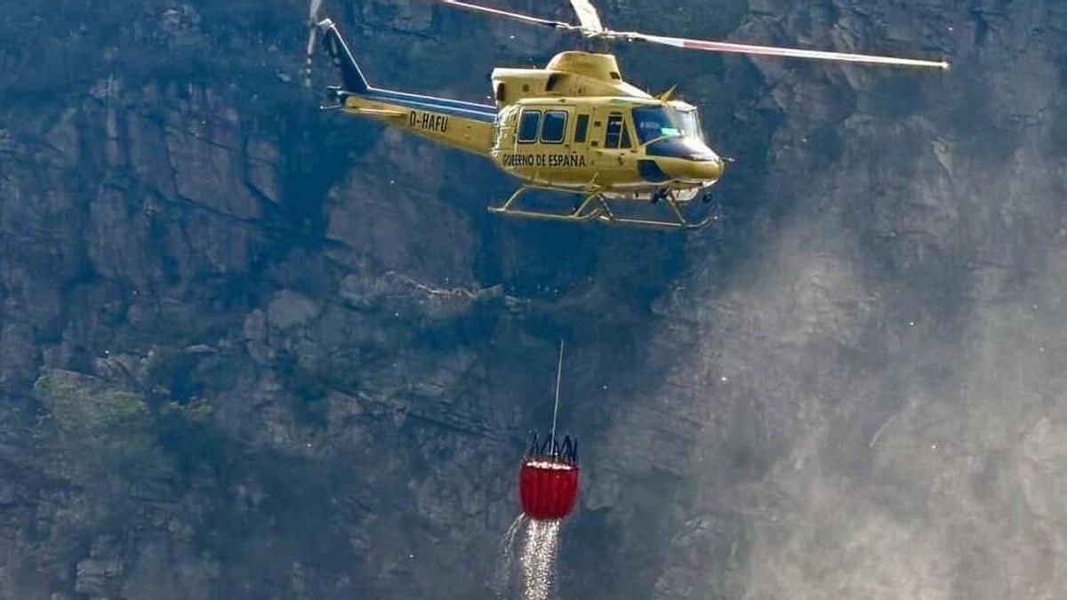 Un helicóptero de extinción con base en Tineo, desplegado en el incendio de Urzainqui, en Navarra