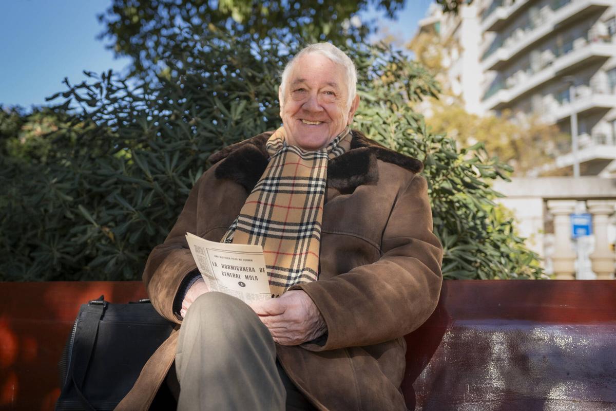 Xavier Olivé, miembro de la inicial asociación de vecinos en 1975, consulta un texto de batalla contra las hormigoneras en la plaza de Tetuán.