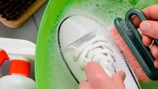 Pasar papel de horno en las zapatillas: la solución que elimina las arrugas y las deja como el primer día