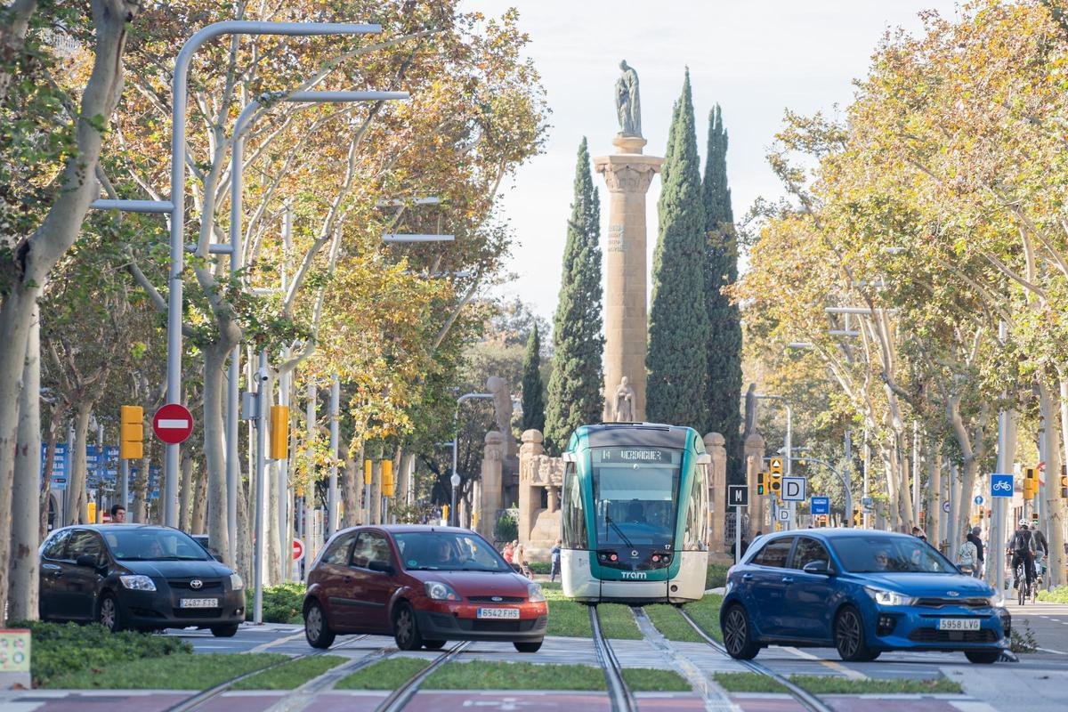 El tranvía se estrena entre Glòries y Verdaguer entre expectación vecinal y sin acto político