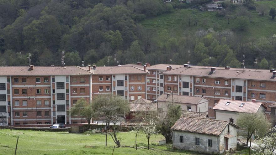 Bloques de viviendas del barrio de La Joécara. | FERNANDO RODRÍGUEZ