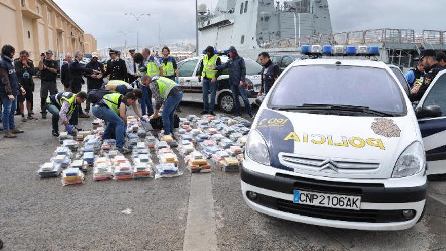 Los agentes colocan los paquetes con la cocaína en la Base Naval.