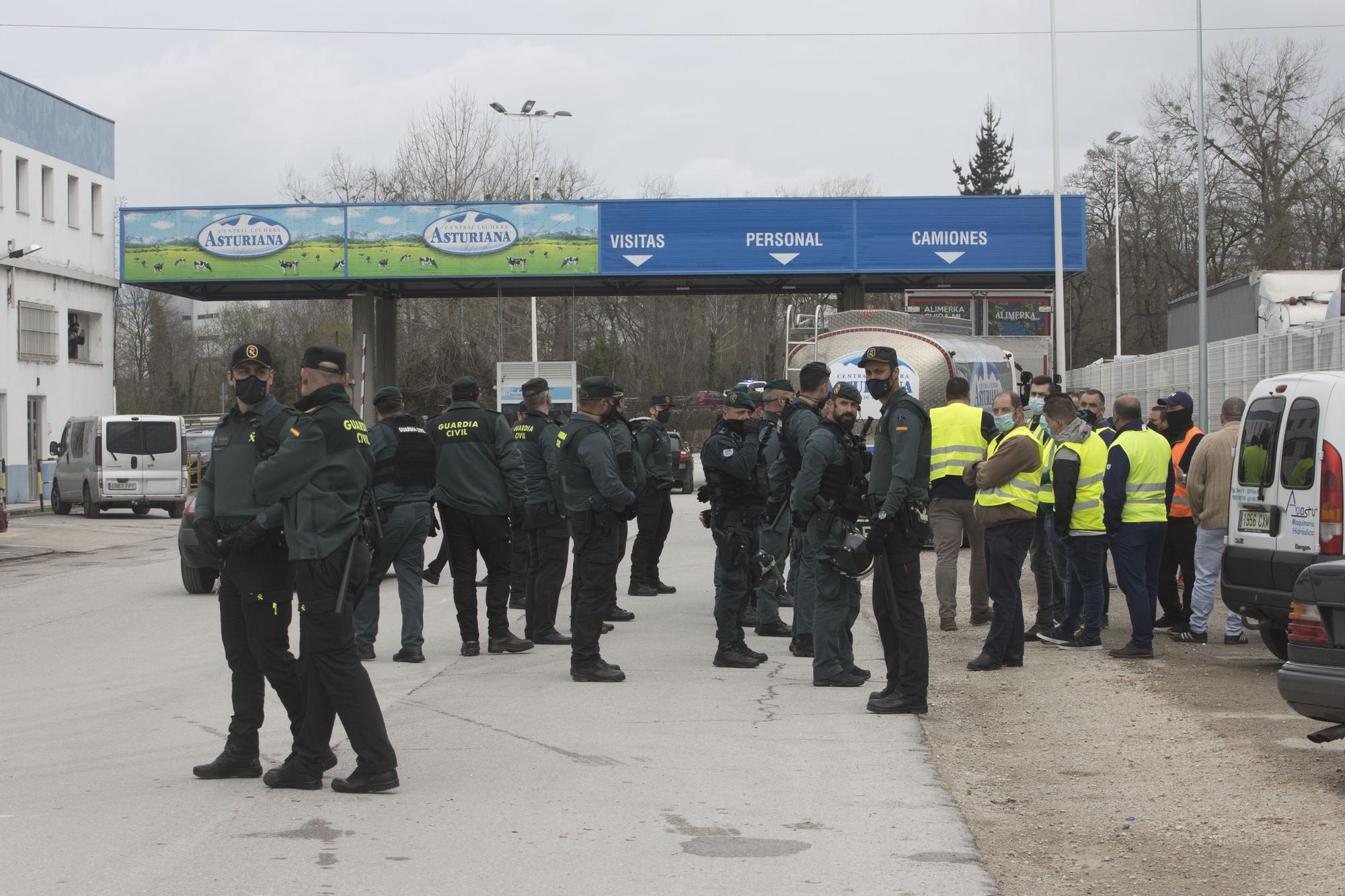 EN IMÁGENES: así está siendo el paro del transporte en Asturias