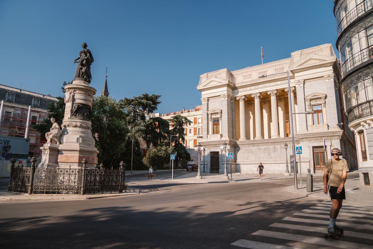 El espacio del barrio de Jerónimos que se quiere bautizar como Plaza Jorge Semprún, entre la estatua de María Cristina de Borbón y el Casón del Buen Retiro.