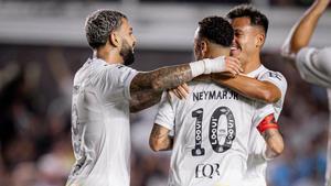 Neymar celebra con Gabigol y Gabriel Menino uno de los goles del Santos