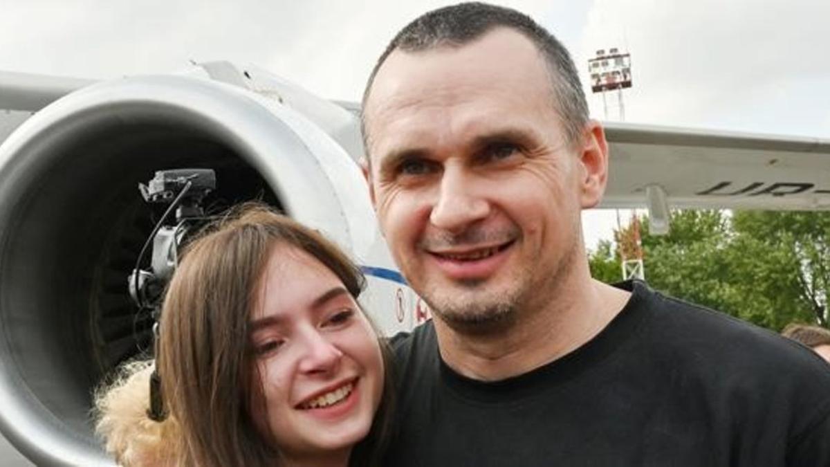 El director de cine Oleg Sentsov abraza a su hija Alina en el aeropuerto internacional de Kiev-Boryspil.