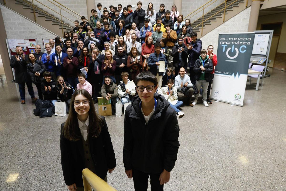 Participantes en la pasada Olimpiada de informática, con los ganadores en primer término.