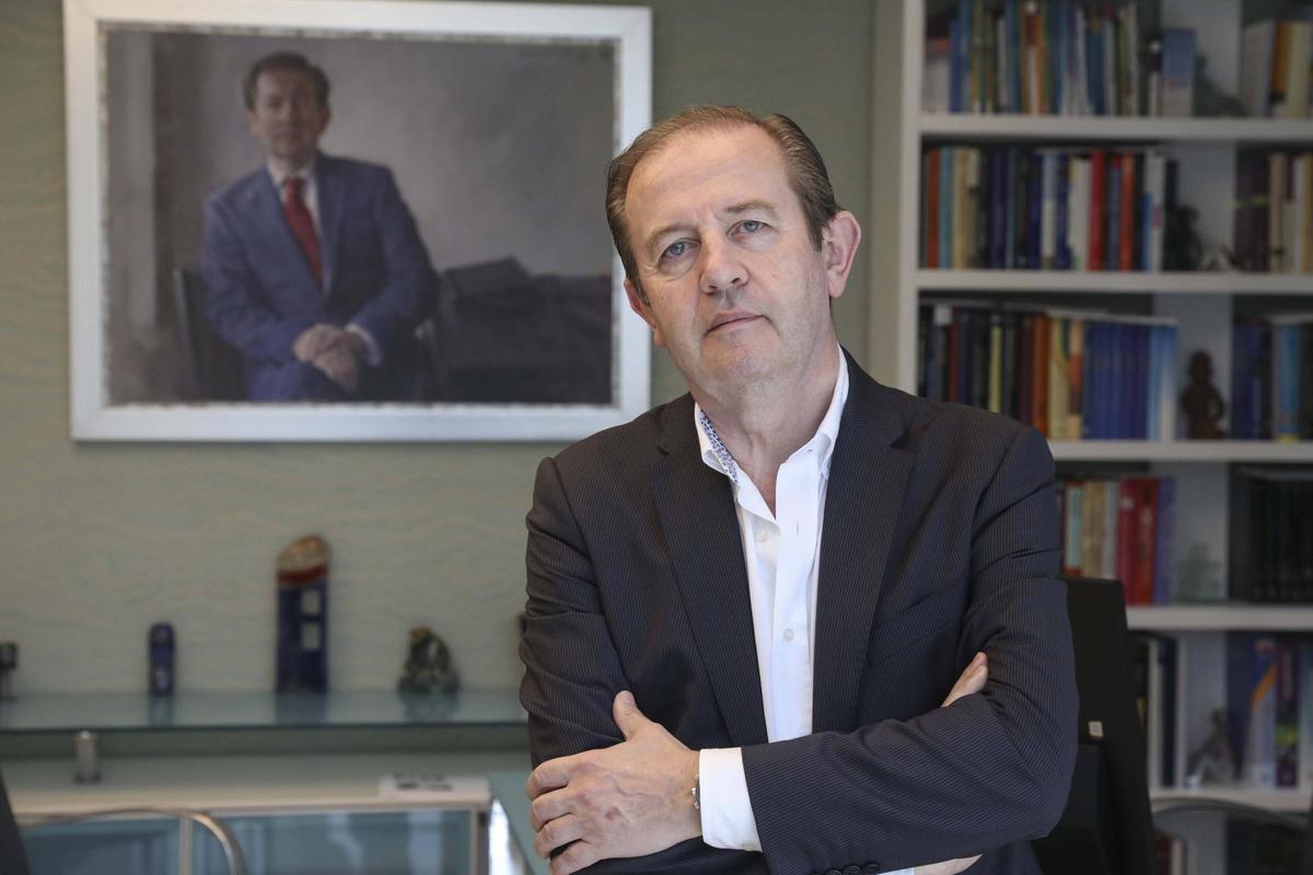 El doctor Valentín Mateos Marcos en su consulta