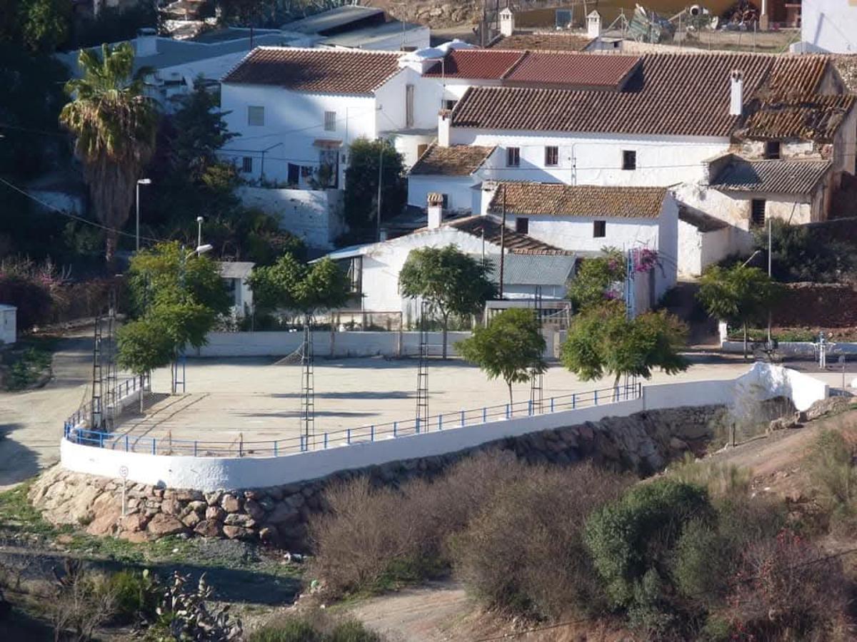 Vecinos de Los Moras se quejan del estado lamentable en el que se encuentra el acceso desde Campanillas.