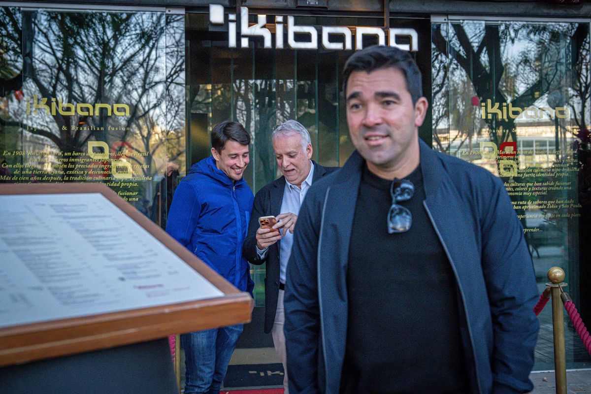 Barcelona 27/02/2025 Barcelona. El entrenador del Barça, Hansi Flick, celebra a lo grande su 60 cumpleaños en el Ikibana Sarrià. El 'míster' ha invitado a todo su equipo técnico al local favorito de muchos de los jugadores, y ha brindado con Thiago, Deco y Bojan. PERSONA: DECO. AUTOR: MANU MITRU