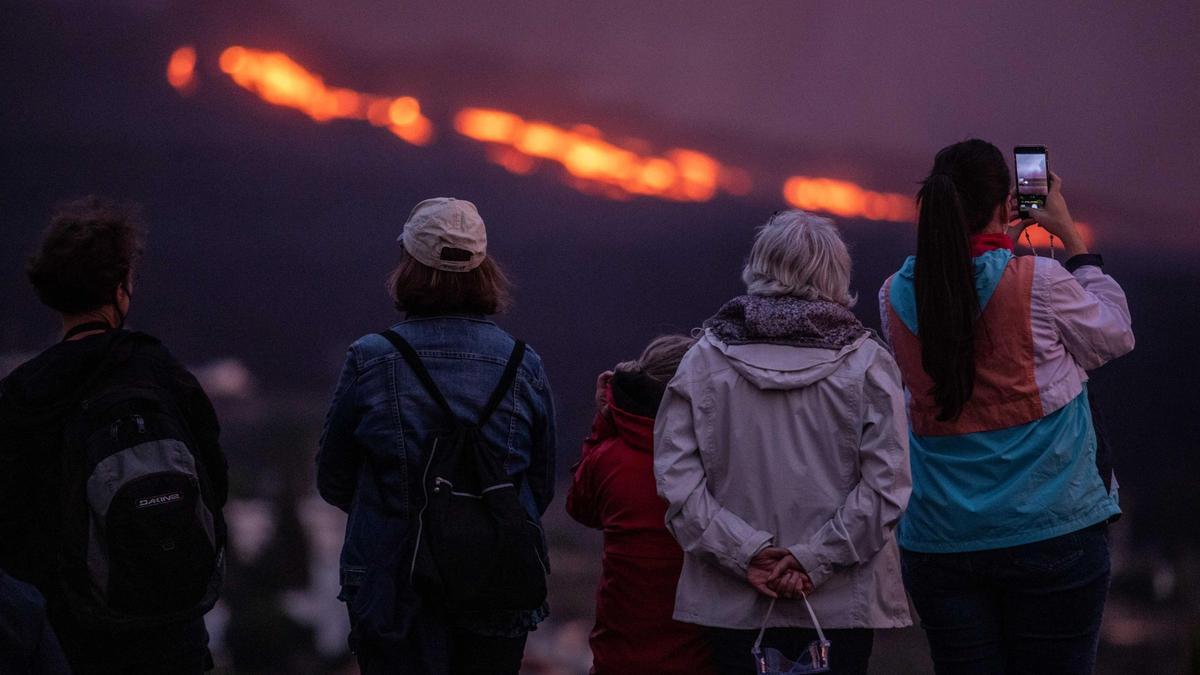 Un grupo de personas observa la erupción del volcán de Cumbre Vieja desde el mirador de Tajuya