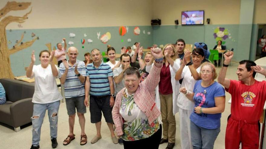 Usuarios y trabajadores del Sanatorio Marítimo celebrando, ayer, el premio de la institución.