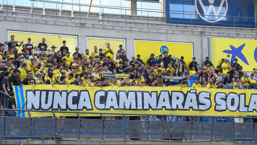 Imagen del sector de Ultra Naciente, el 18 de mayo, en el último pulso de local ante el CD Leganés, con la pancarta ‘nunca caminarás sola’ como muestra de fidelidad tras el descenso.
