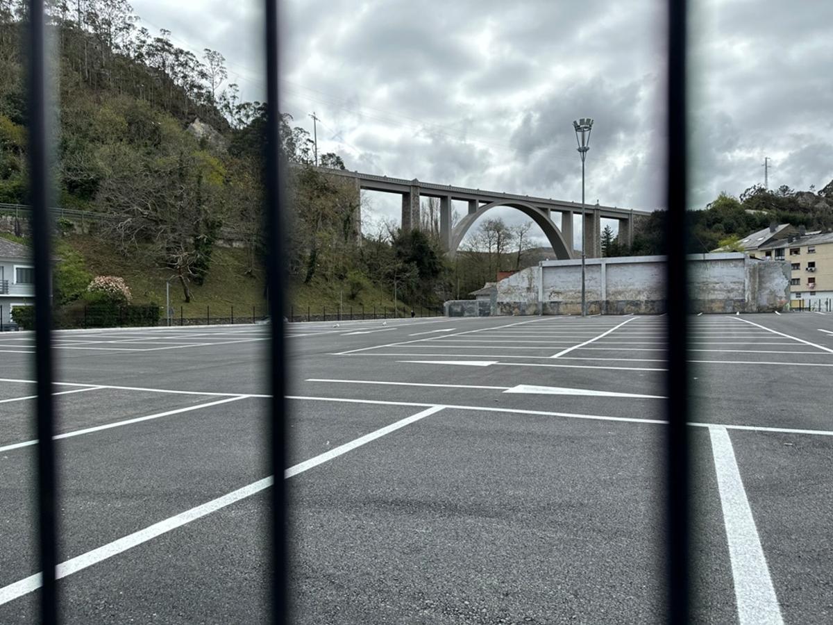 Vista actual del nuevo parking de pago de Luarca.