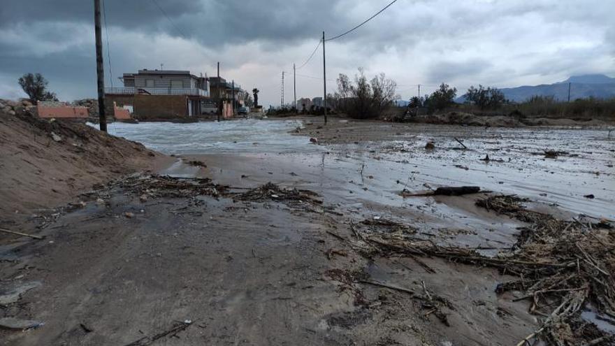 El avance del mar amenaza con derribar un centenar de casas