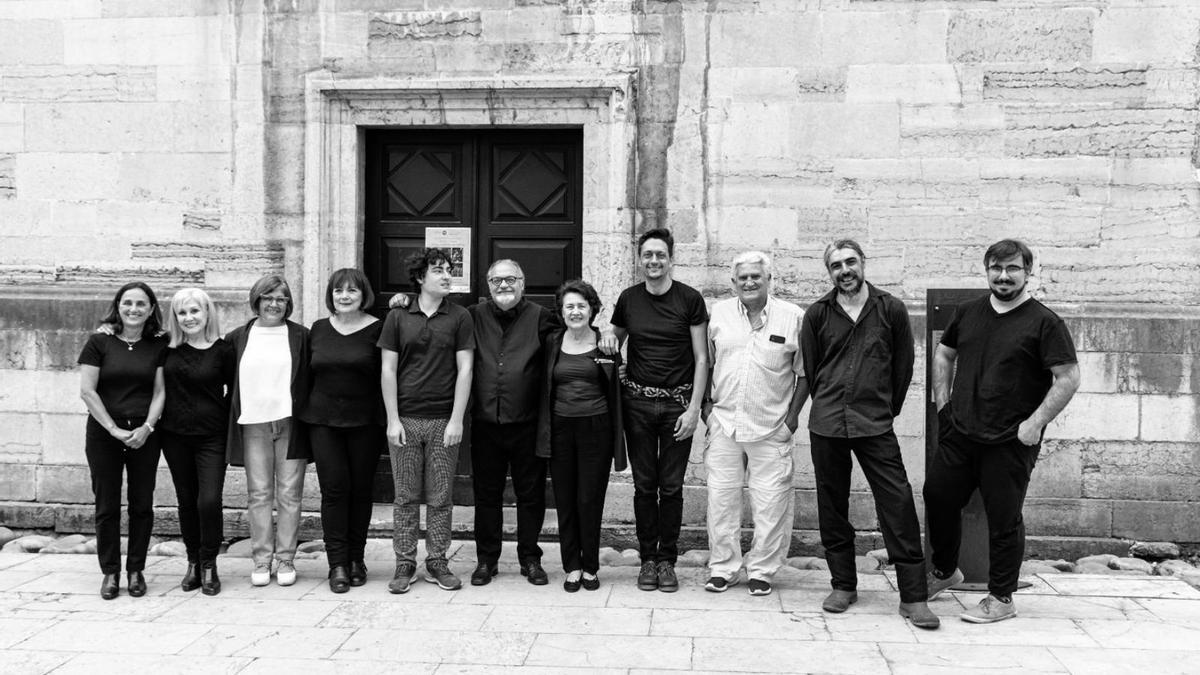 Andrés Presumido, en el centro, con el elenco, en Grado.