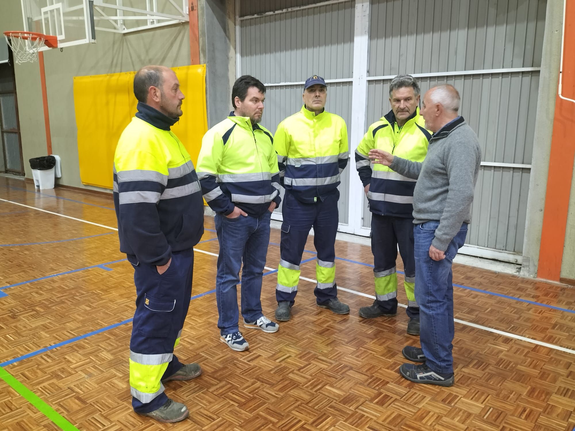 El polideportivo de Luarca acoge a los desalojados por los incendios