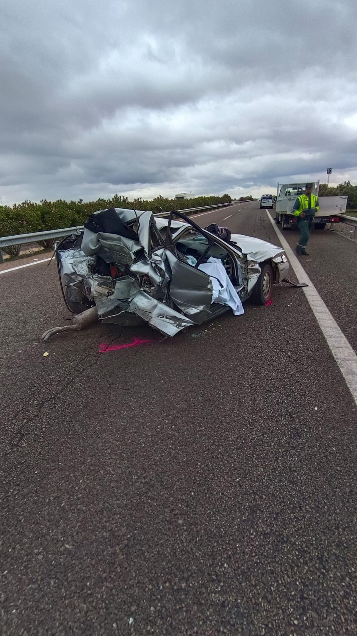 Estado en el que ha quedado el turismo implicado en el accidente mortal en la A-66 a la altura de Villafranca de los Barros (Badajoz).