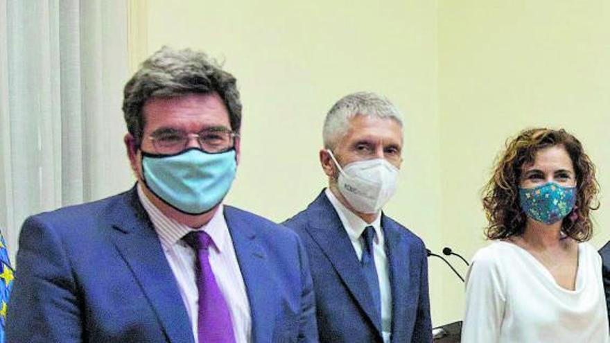 José Luis Escrivá, Fernando Grande-Marlaska y María Jesús Montero en el acto de traspaso de carteras .