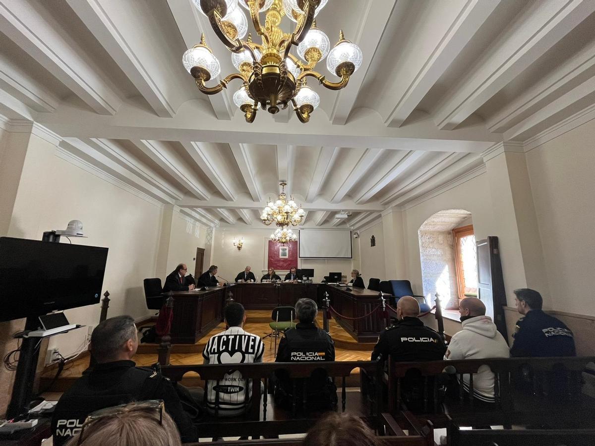 Los presuntos ladrones de la casa de apuestas, sentados en el baquillo, en el juicio anulado por la Audiencia