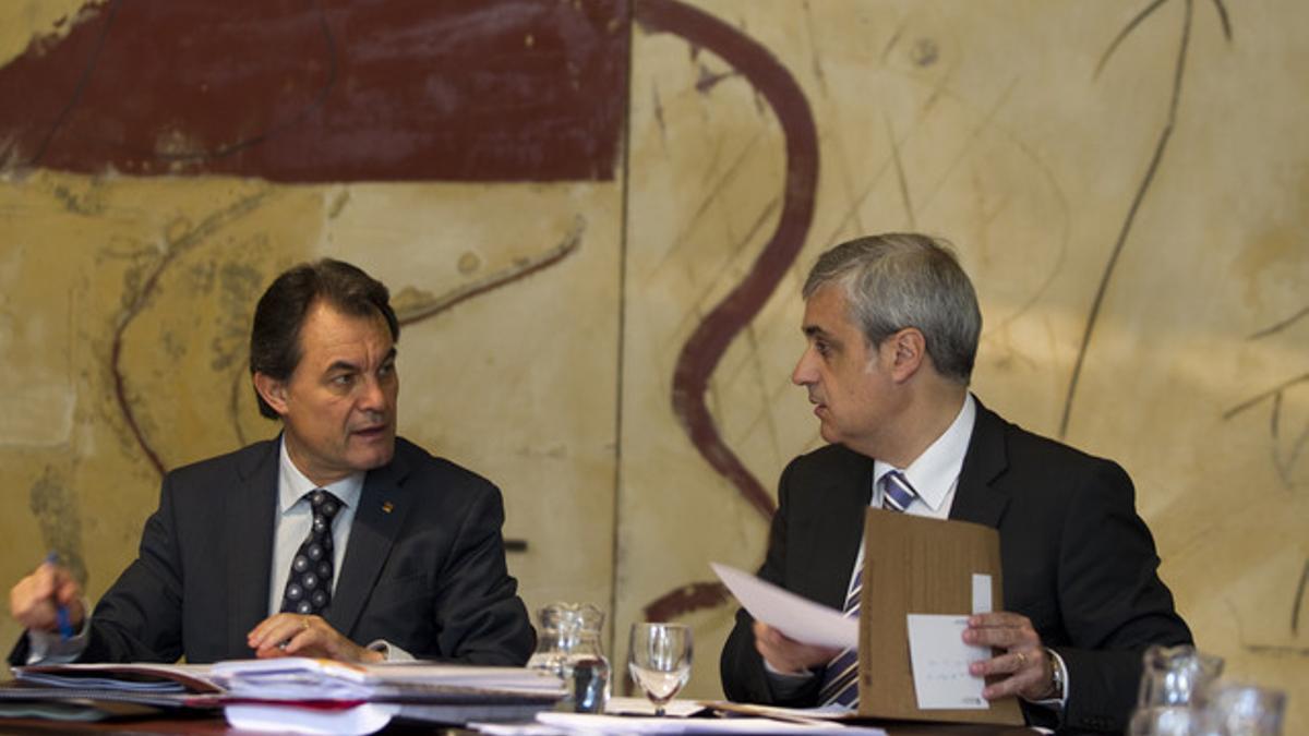 El 'president', Artur Mas, junto al secretario del Govern, Germà Gordó (derecha), durante el Consell Executiu del pasado 21 de junio.