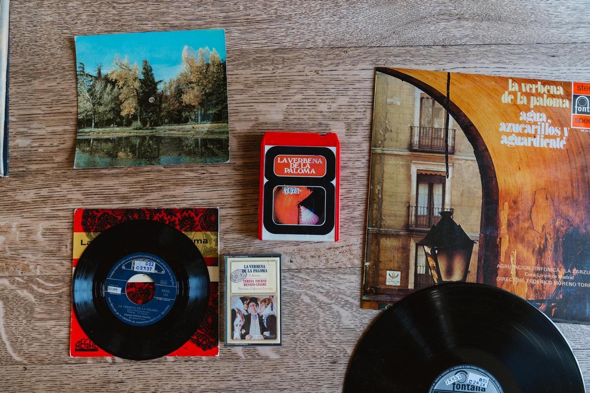 Arriba a la izquierda, una postal sonora junto a otros formatos de la Biblioteca Nacional.