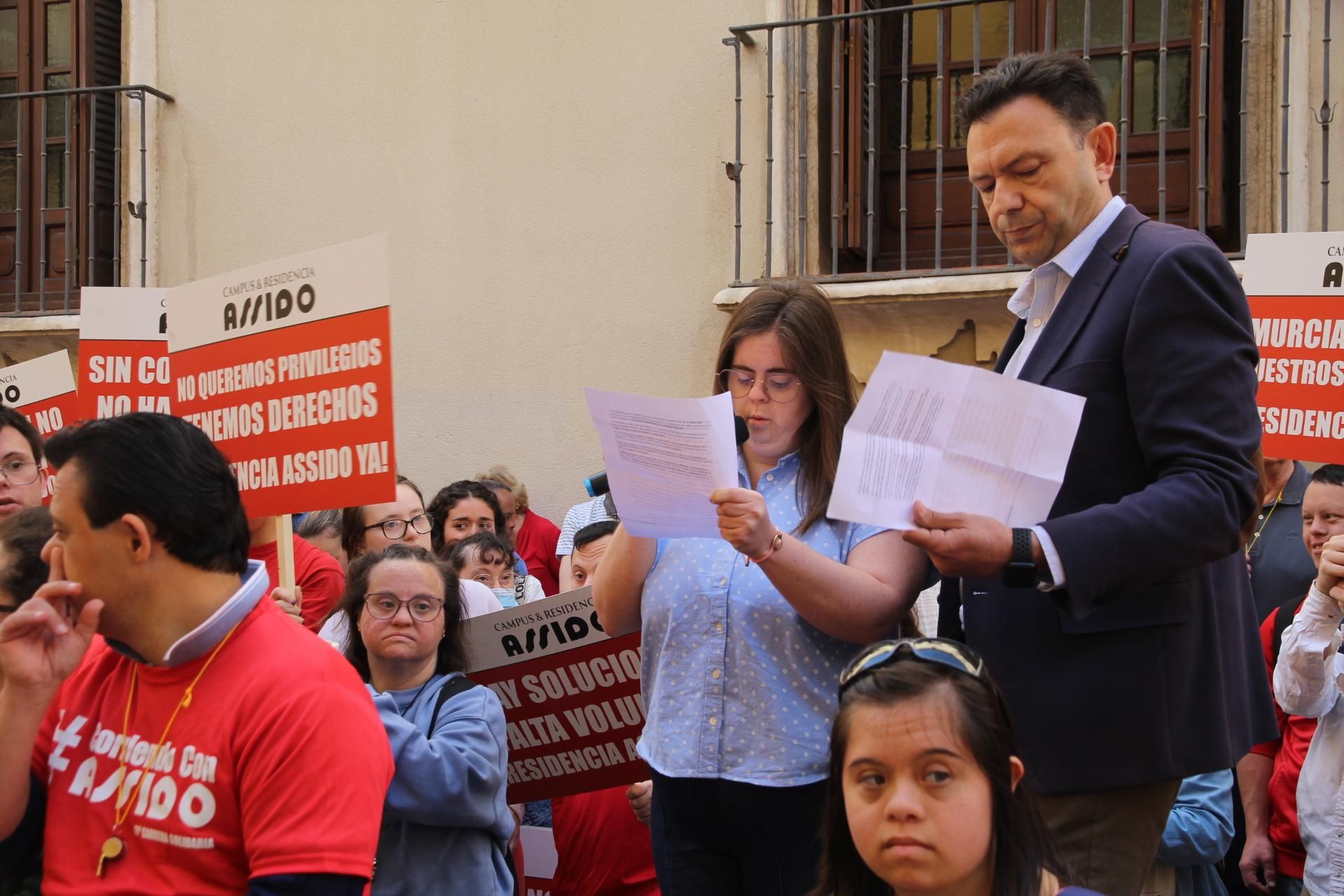 Concentración de Assido en Murcia ante la CHS