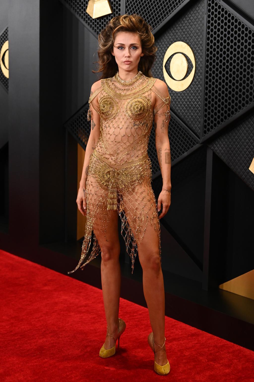 Miley Cyrus en la alfombra roja de los premios Grammy 2024